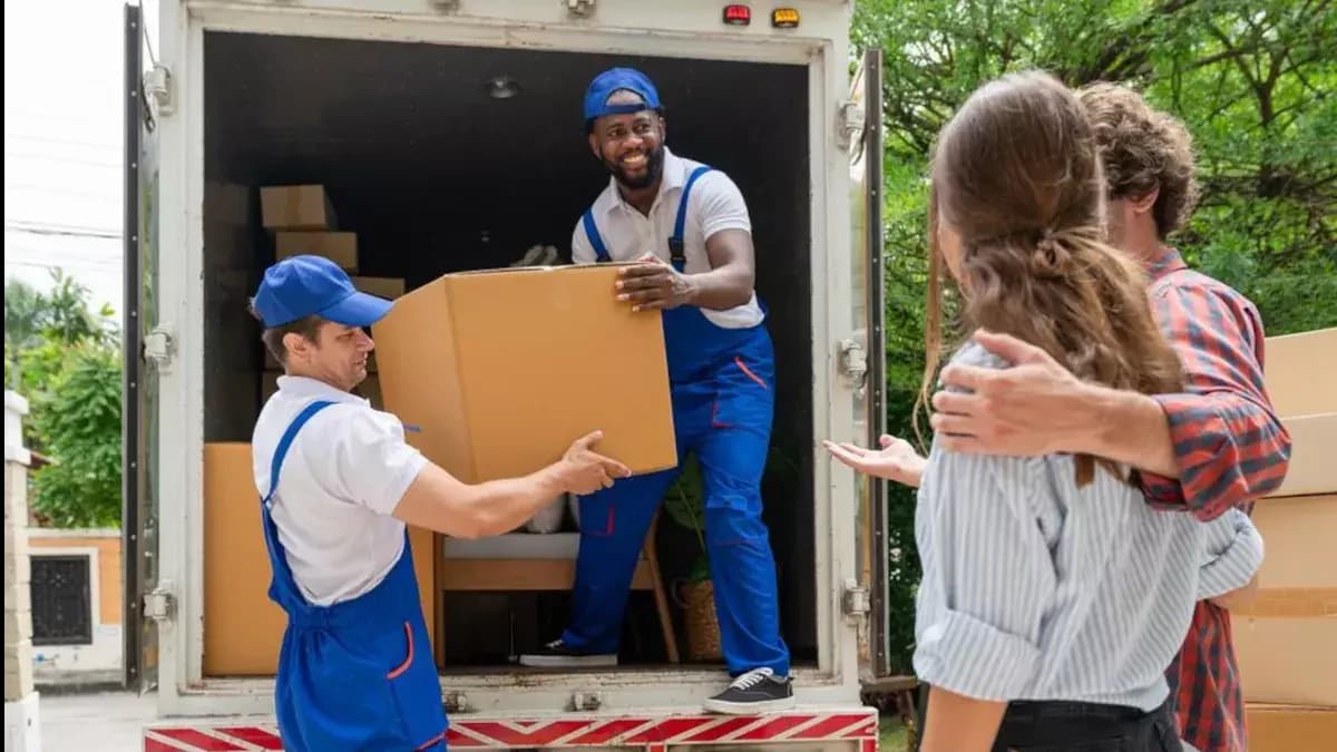 快递员配送包裹到客户